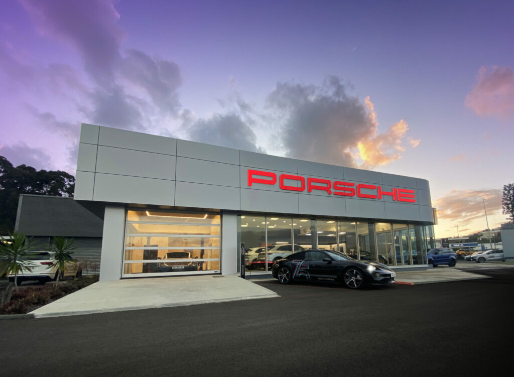 RÉALISATION D’UNE BAIE DE DIALOGUE EXCLUSIVE PORSCHE EN EXTENSION DU SHOW ROOM EXISTANT